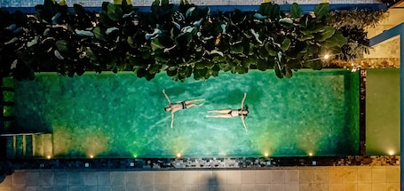 Kolam renang indoor dan kolam renang outdoor