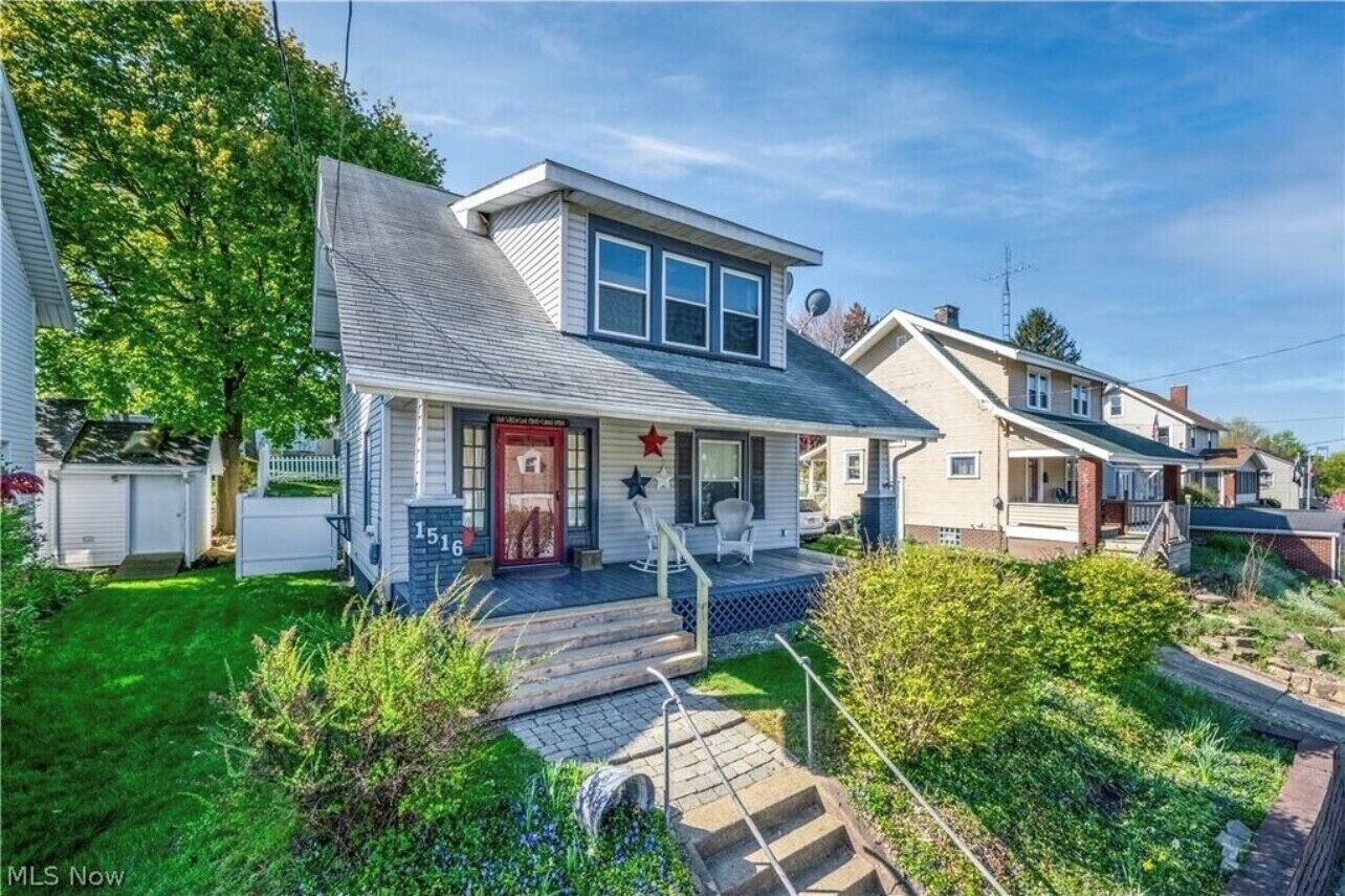 Cozy 3 bed 2 bath full home retreat - located .5 miles from the HOFV