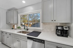Microwave, oven, stovetop, dishwasher - The Lockheed Lady - 3/2 Renovated Ranch in Marietta (Marietta)