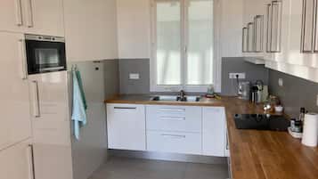 Een koelkast, een microgolfoven, een oven, een kookplaat