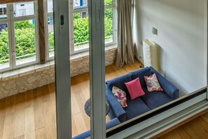 TV - Luxury and comfortable apartment with beautiful views in centre of village (Aubeterre sur Dronne)