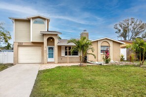 Exterior - Poolside Paradise close to Clearwater 5br 2bath sleeps 12 with heated pool (Largo)