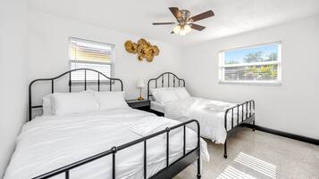 5 bedrooms, iron/ironing board, WiFi, bed sheets
