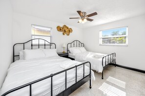 5 bedrooms, iron/ironing board, WiFi, bed sheets - Poolside Paradise close to Clearwater 5br 2bath sleeps 12 with heated pool (Largo)