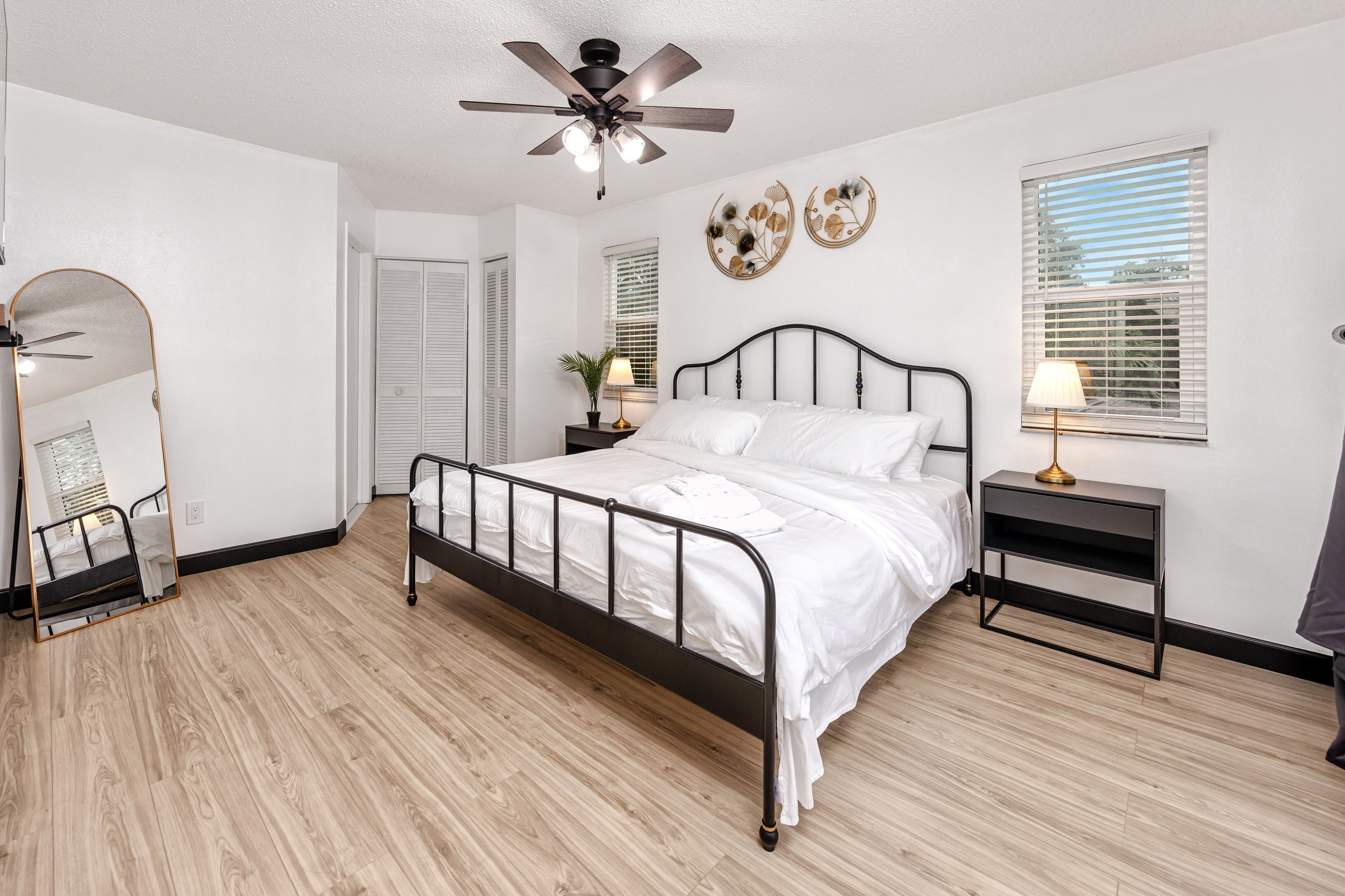 5 bedrooms, iron/ironing board, WiFi, bed sheets