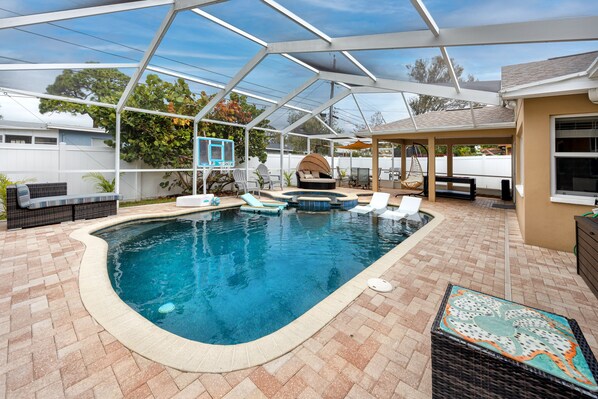 Una piscina al aire libre, una piscina climatizada