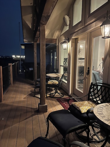 Lago Lounge, Enjoy nature in a family retreat with pool and hot-tub