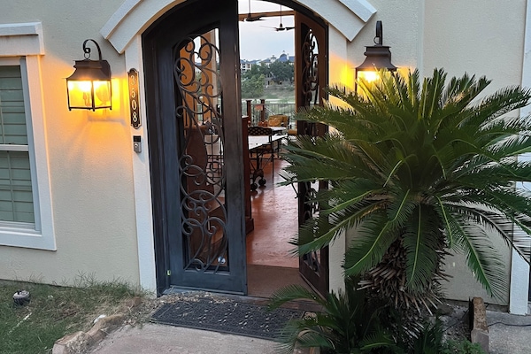 Welcome to Lago Lounge