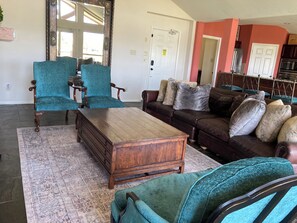 Una Smart TV, una chimenea, un reproductor de DVD, un futbolín