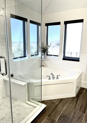 Shower, hair dryer, towels, soap - Lago Lounge, Enjoy nature in a family retreat with pool and hot-tub (Lago Vista)
