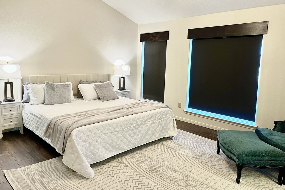 Lago Lounge on Lake Travis. Familysized house with pool and hottub