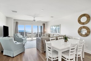 Una mesa de tenis de mesa, libros