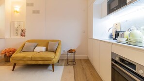 Geladeira, micro-ondas, fogão, cooktop