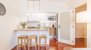 Fridge, microwave, oven, stovetop - Urban Retreat Porto by LovelyStay (Porto)