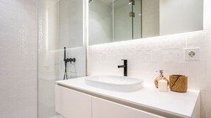 Secador de cabelo, toalhas de banho
