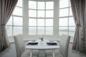 Apartment, 1 Bedroom, Ocean View | Dining