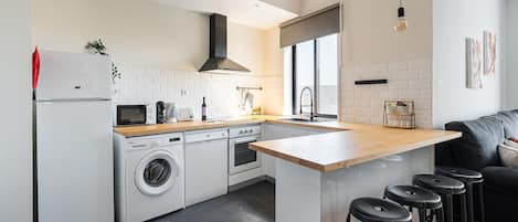 Køleskab, mikrobølgeovn, ovn, kogeplade