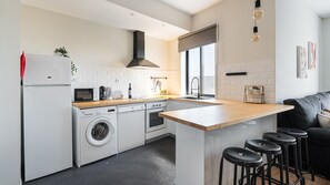 Geladeira, micro-ondas, fogão, cooktop