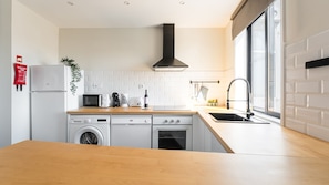 Fridge, microwave, oven, stovetop - Catarina's Little Corner by LovelyStay (Porto)