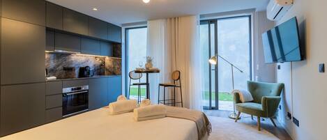 Tabla de planchar con plancha, wifi gratis y ropa de cama