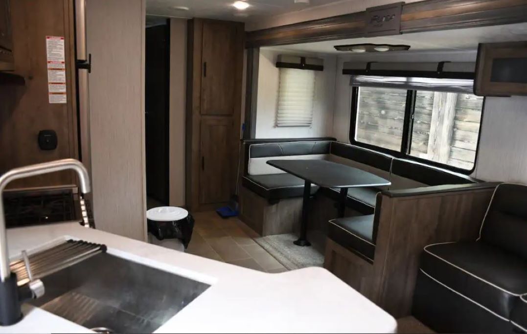 Spacious camper, with private bedrooms.  Minutes from Caney and Chatham Lakes