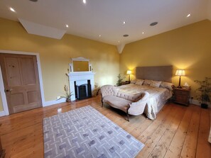 7 bedrooms, iron/ironing board, free WiFi, bed sheets - Victorian stone mansion in extensive grounds overlooking Bala Lake (Bala)
