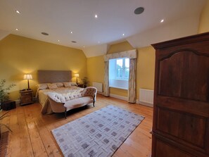 7 bedrooms, iron/ironing board, free WiFi, bed sheets - Victorian stone mansion in extensive grounds overlooking Bala Lake (Bala)