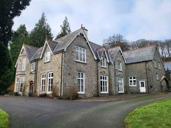 Exterior - Victorian stone mansion in extensive grounds overlooking Bala Lake (Bala)