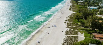 Gorgeous 1 Bed Condo! Beachside with Shared Pool, Near Shops!