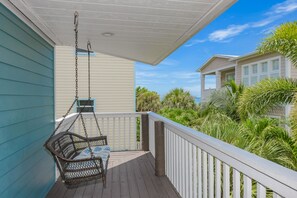 Property grounds - Steps to the Beach! Rooftop Views, Pool and Games (Bradenton Beach)