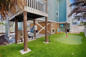 Property grounds - Steps to the Beach! Rooftop Views, Pool and Games (Bradenton Beach)