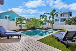 A heated pool - Steps to the Beach! Rooftop Views, Pool and Games (Bradenton Beach)