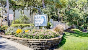Un panneau indiquant « Sea Side Villas » avec une restriction d’accès à la plage.