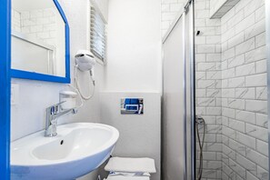 Standard-Doppelzimmer, 1 Schlafzimmer | Badezimmer | Dusche, HandtĂŒcher