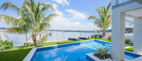 Lämmitetty uima-allas