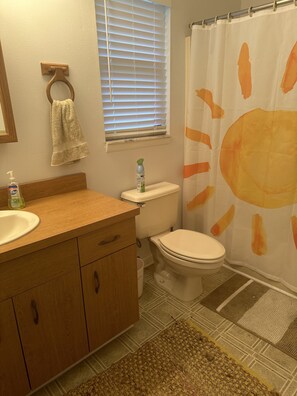 Towels, toilet paper - Spacious retreat on beautiful Lake June. Lake Placid, FL (Lake Placid)