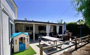 Outdoor dining - Quiet & Fun Anaheim Home Near Disneyland  (Anaheim)