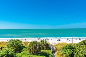 On the beach - Gulf Front Condo with Spectacular Sunset Views! Pool and Spa - LaPlage 9 (Holmes Beach)