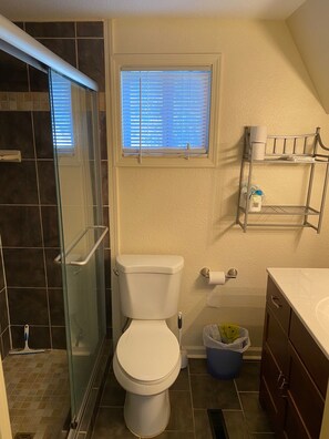 Douche, serviettes fournies, papier de toilette