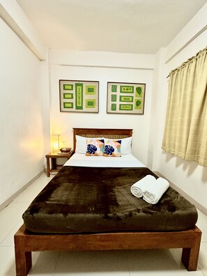 Escritorio, wifi gratis y ropa de cama 