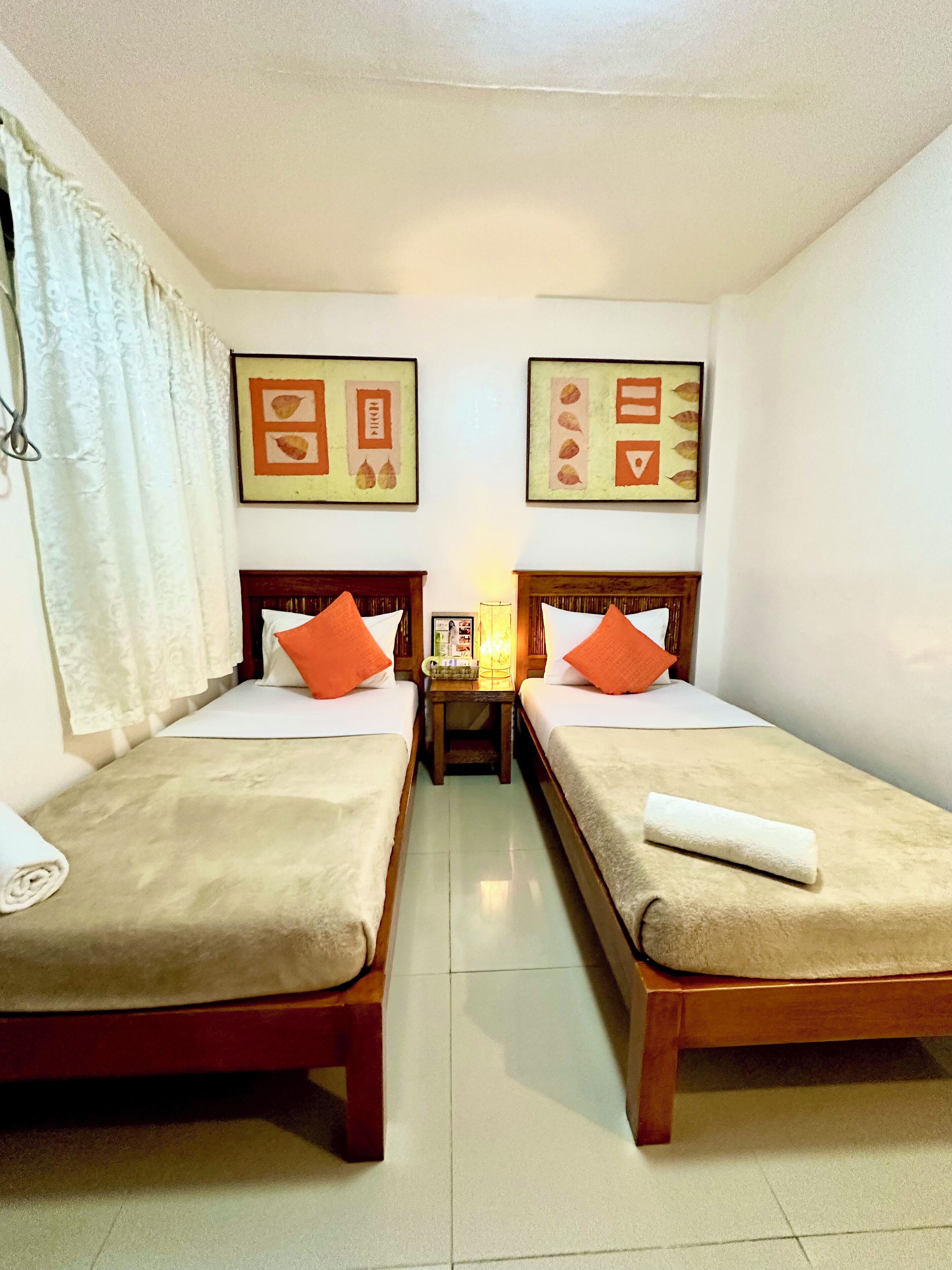 Tomannsrom – basic, 2 enkeltsenger | Skrivebord, wi-fi (inkludert) og sengetøy