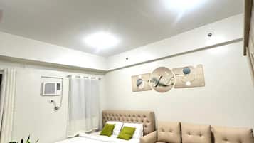 1 habitación, escritorio y espacio para trabajar con laptop