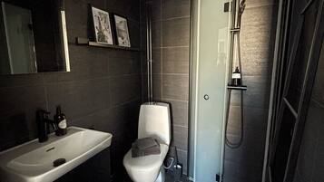 Phòng đôi có thiết kế đặc sắc | Phòng tắm | Buồng tắm vòi sen, vòi sen phun mưa, máy sấy tóc, sàn nhà có sưởi