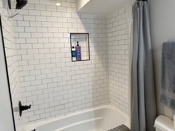 Hair dryer, towels, soap, shampoo - Gorgeous 1BR apt/Capitol Hill/Eastern Market
Entire rental unit in Washington (Washington)