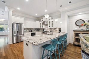 Fridge, microwave, oven, stovetop - Luxury retreat with screened porch, BBQ, pond view, firepit, pool & beach access (Santa Rosa Beach)