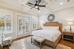 4 bedrooms, iron/ironing board, WiFi, bed sheets - Luxury retreat with screened porch, BBQ, pond view, firepit, pool & beach access (Santa Rosa Beach)