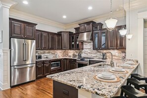 Fridge, microwave, oven, stovetop - Luxury retreat with screened porch, BBQ, pond view, firepit, pool & beach access (Santa Rosa Beach)