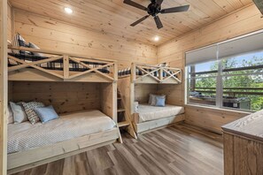 4 bedrooms, desk, iron/ironing board, free WiFi