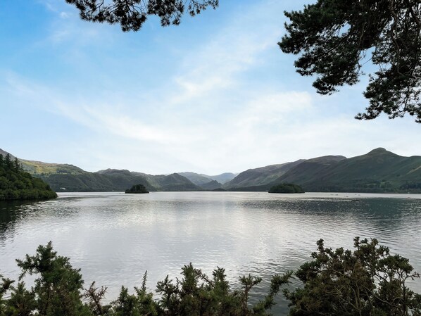 Un lac paisible, entouré de montagnes et de forêts denses.