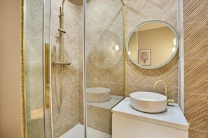 Dusche, Haartrockner, Shampoo